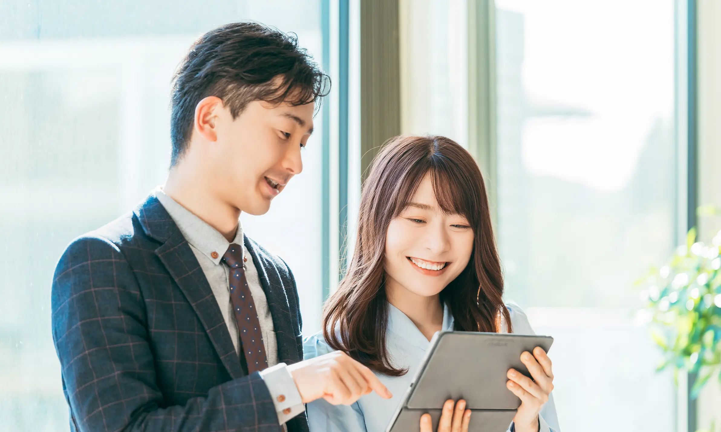 笑顔で相談する社員